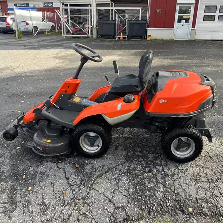Käytetty Husqvarna Rider R214T 103cm Combi leikkuupöydällä - Käytetyt ajoleikkurit - R214T-2016 - 2