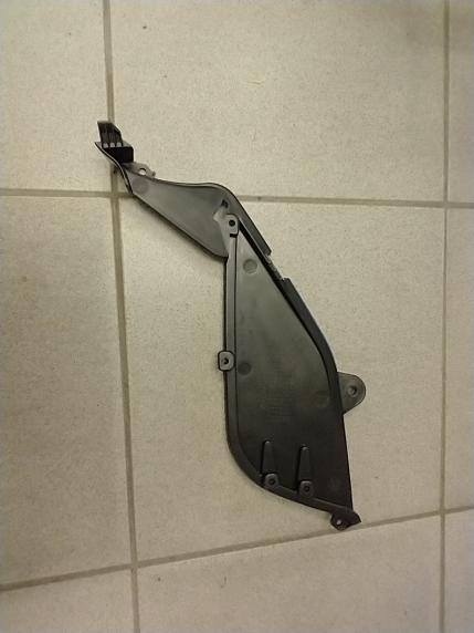 SuperMoto Istuimen lukon sisäinen muoviosa oikea - SuperMoto varaosat - VT129067 - 1