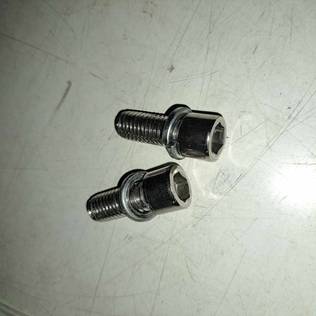 Kruiser: Moottorin kiinnityspultti pari - Kruiser 2.0 varaosat - VT154639 - 1