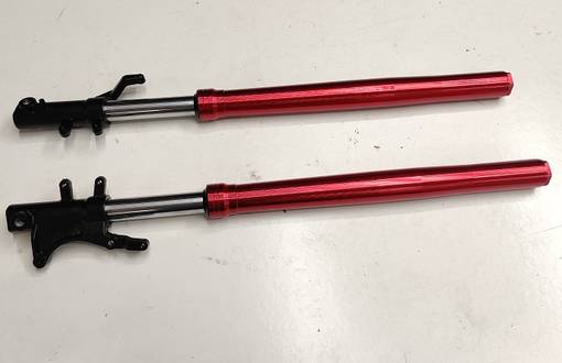 Kruiser Heritage: Etujousi vasen punainen - Kruiser Heritage varaosat - VT135439 - 1